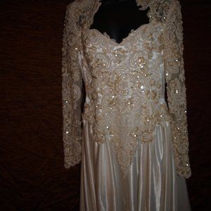 VINTAGE WEDDING GOWN SIZE 7-8 UNDRANDED